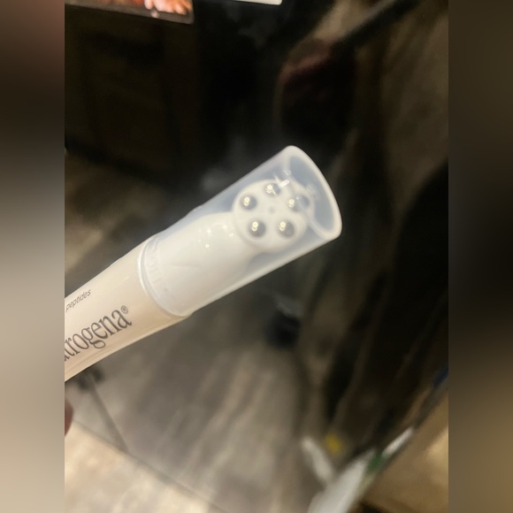 NWT Neutrogena Lip Plumping Serum w/ Peptides for healthy lips - Picture 6 of 6